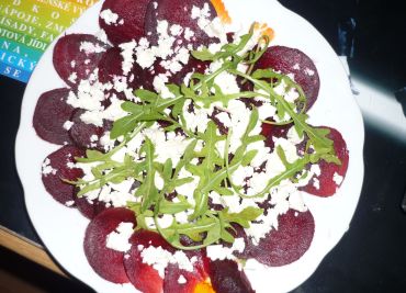 Carpaccio z červené řepy s balkánským sýrem