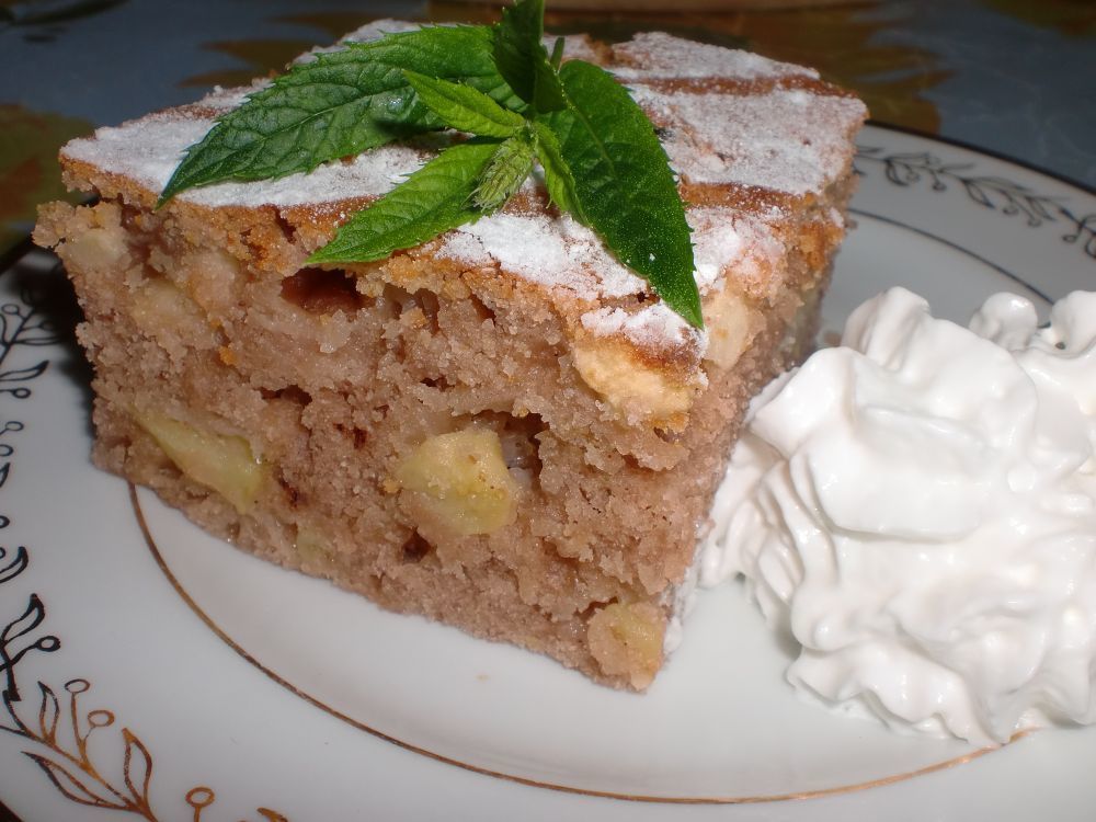 Tradicnirecepty Cz 300 g polohrube mouky 80 g cukru 1 vejce 1 kyprici prasek 250 g bileho jogurtu 40 g masla citronovou kuru mleko pro pripadne zredeni testa. rychly jablecny kolac z hrnicku