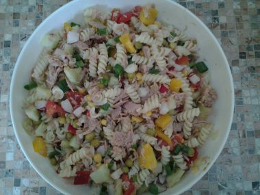 Tuňákový těstovinový salat