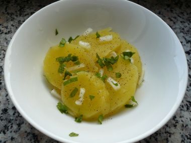 Jednoduchý a dietní salát z brambor