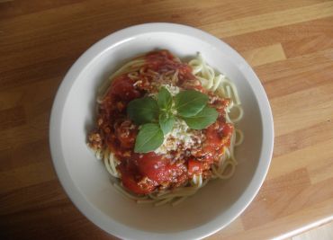 Špagety s omáčkou z loupaných rajčat a čerstvou bazalkou