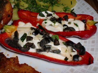 Papriky plněné mozzarellou a olivami
