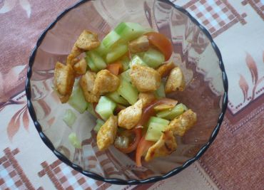 Zeleninový salát s opečeným kuřecím masem