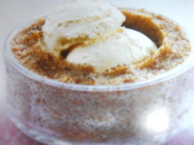 Teplý skořicový kuskus s vanilkovou zmrzlinou
