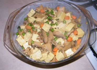 Zapečené brambory s tofu, žampiony a zeleninou.