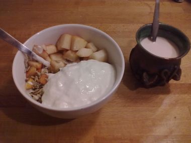 Zdravá opulentní snídaně - jogurt s praženými konopnými semínka a hruškou