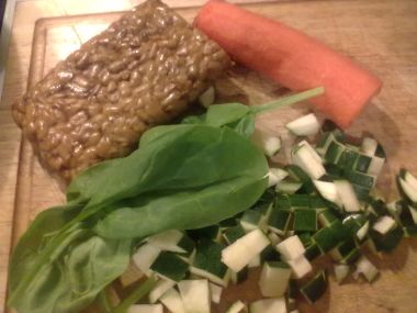 Tempeh se zeleninovou omáčkou a nudlemi