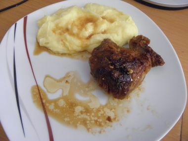 Jehněčí pečeně na česneku s bramborovou kaší