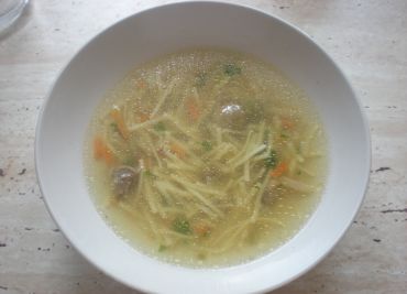 Nudlová polévka s mrkví.