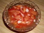 Osvěžující rajčatový alát s cibulí.