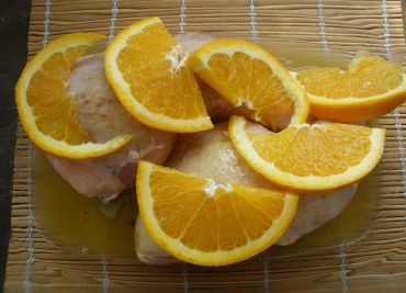 Kuřecí stehna na pomerančích