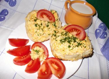 Epesní sýrová pomazánka s mrkví a okurkami