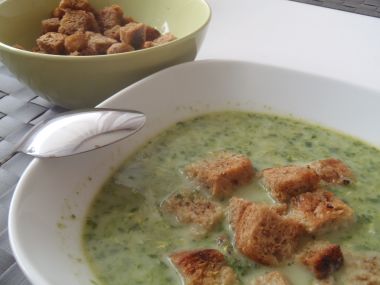 Špenátová polévka s vejcem a krutony