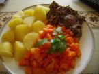 Dušená mrkev s bramborem a dušeným masem