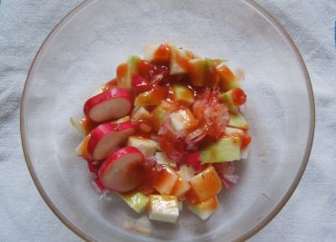 Jablkový salát s ředkvičkami a se sýrem