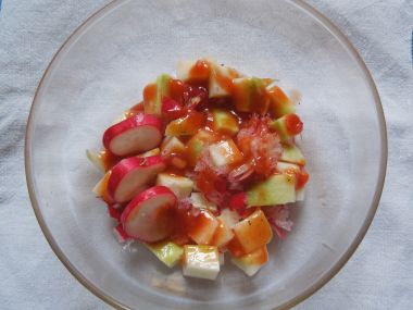 Jablkový salát s ředkvičkami a se sýrem