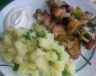Kuracie ražniči s pažitkovými zemiakmi a dresingom