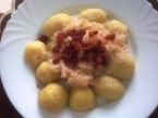 Plněné bramborové knedlíky s červeným zelím