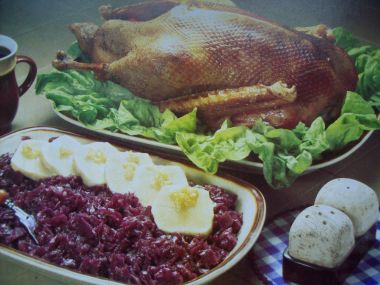 Pečená husa s červeným zelím a bramborovým knedlíkem