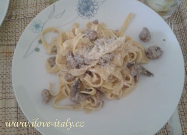 Tagliatelle con funghi, panna e carne macinata