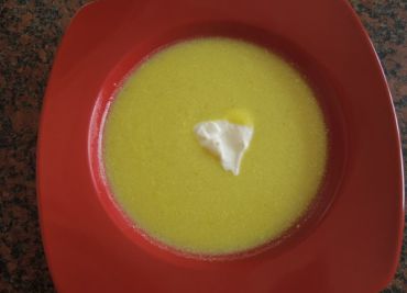 Cuketová polévka se zakysanou smetanou