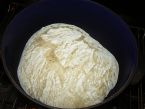 Domácí chléb (kyne přes noc) pečený v litinovém hrnci