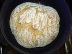 Domácí chléb (kyne přes noc) pečený v litinovém hrnci