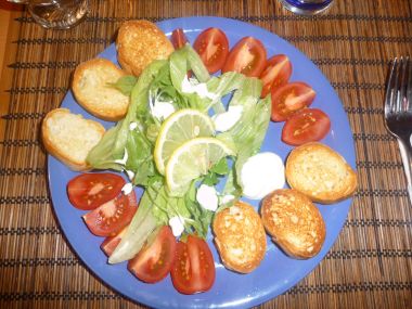 Salát s bagetou a česnekovým dresingem