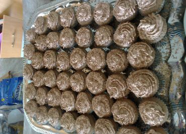 Mini muffiny plněné kokosovým pudinkem a stříkané čokoládovým krémem