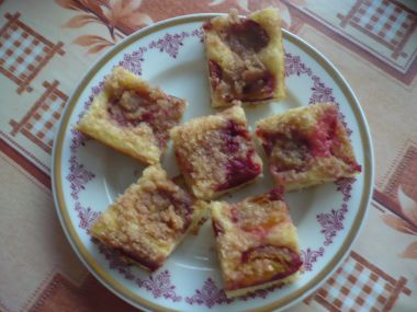 Jogurtová buchta se švestkami sypaná skořicovou drobenkou