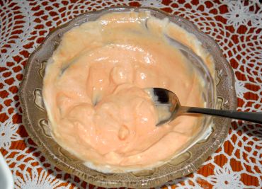 Omáčka z jogurtu, česneku a kečupu na smažené brambory nebo zeleninu