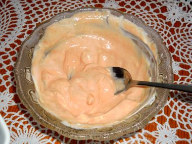 Omáčka z jogurtu, česneku a kečupu na smažené brambory nebo zeleninu