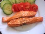 Pečený losos s ředkvičkovo-okurkovým salátem