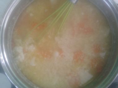 Polévka z vaječné jíšky s květákem a mrkví