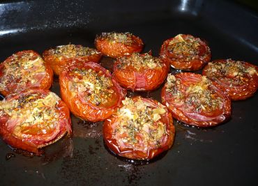 Zapékaná rajčata s česnekem a bylinkami