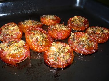 Zapékaná rajčata s česnekem a bylinkami