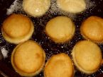 Kynuté koblížky s přidanou šlehačkou do těsta
