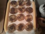 Mini muffiny plněné kokosovým pudinkem a stříkané čokoládovým krémem