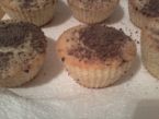 Mini muffiny plněné kokosovým pudinkem a stříkané čokoládovým krémem