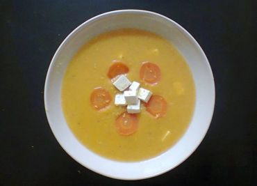 Polévka z červené čočky a mrkve s tofu