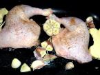 Pečená kuřecí stehna s česnekem