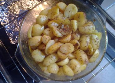 Pečené brambory s majoránkou.
