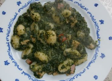 Gnocchi s uzeným a špenátem