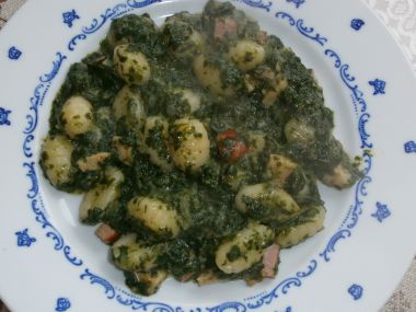 Gnocchi s uzeným a špenátem