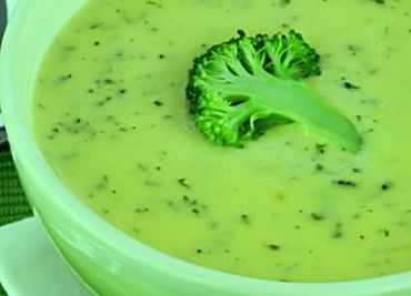 Brokolicová polévka s libečkem a petrželkou