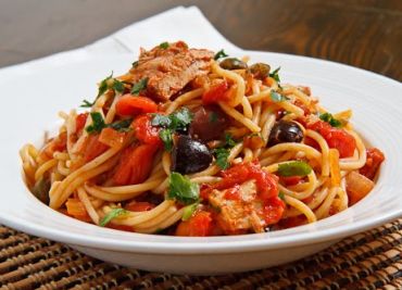 Špagety s tuňákem, rajčaty, chilli a olivami