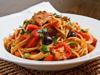 Špagety s tuňákem, rajčaty, chilli a olivami