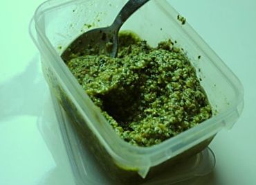 Bylinkové ořechovo - sýrové pesto