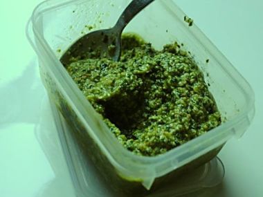 Bylinkové ořechovo - sýrové pesto