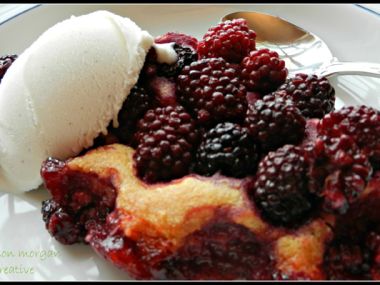 Fruit cobbler - ovocný americký nákyp se zmrzlinou